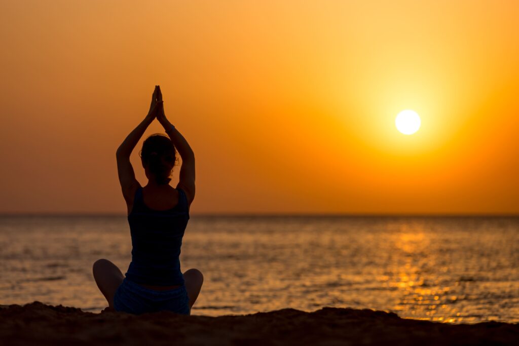 mujer relajada meditando: toma e ingesta de magnesio