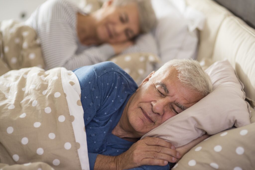 escena de pareja durmiendo gracias al magnesio