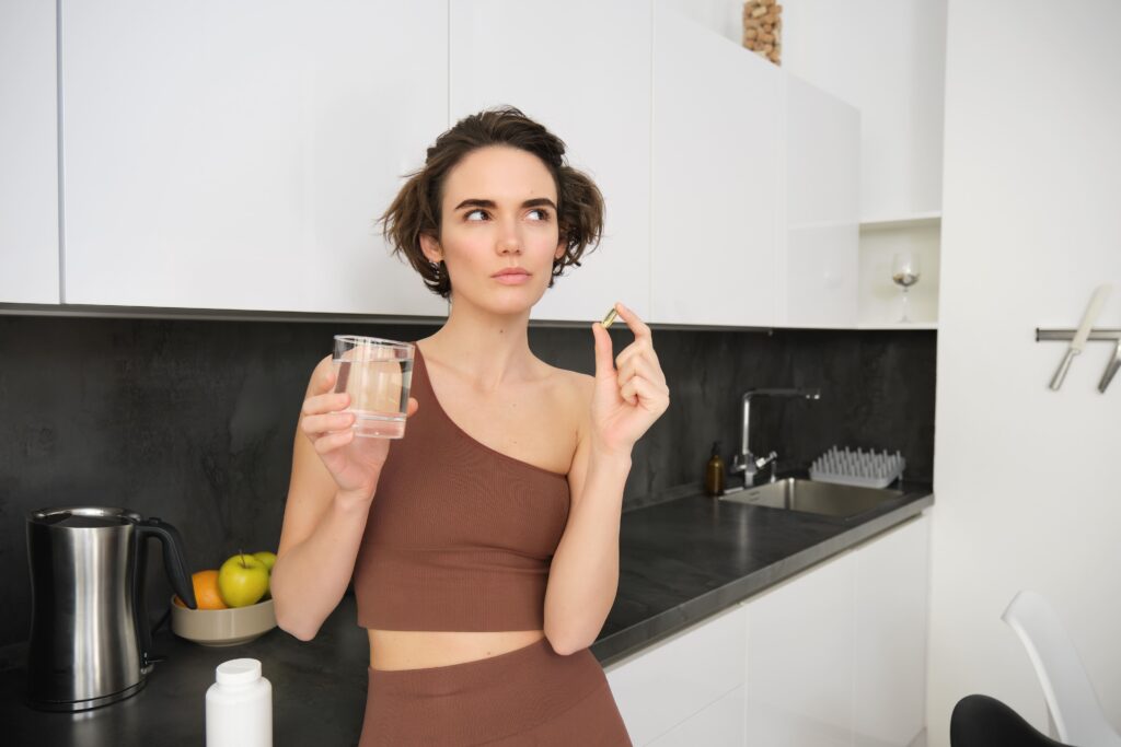 mujer tomando magnesio y pensando si engorda o adelgaza